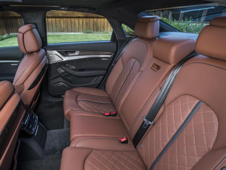 Интерьер Audi S8 2014 года  (NA) (фото 15 из 23)